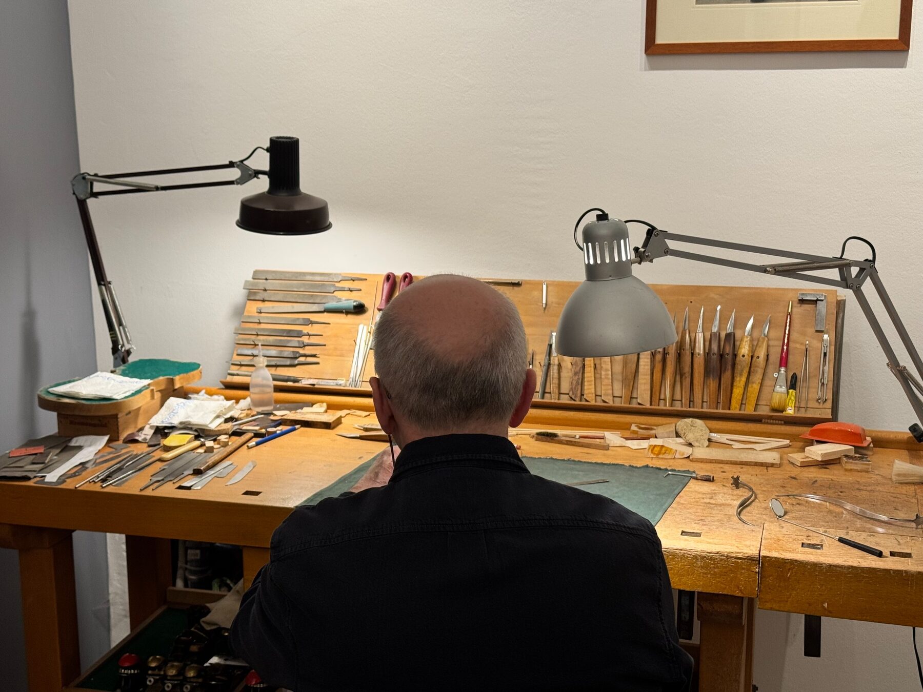 Miklós Széles bei der Arbeit an seiner Werkbank